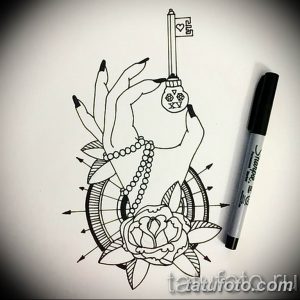 Черно-белый эскиз татуировки, изображающий женскую руку, держащую ключ с розой, окруженную геометрическими узорами. Символичный и детализированный дизайн.