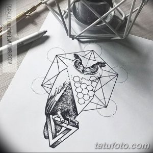 Черно-белый эскиз татуировки, изображающий сову, заключенную в геометрический куб. Стильный и современный дизайн.