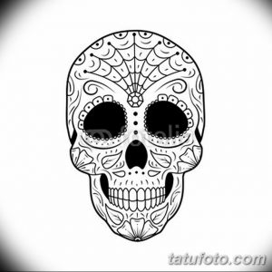 Черно-белый эскиз татуировки в стиле Sugar Skull, изображающий череп, украшенный цветами и узорами. Яркий и красочный дизайн.