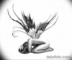 Черно-белый эскиз татуировки: женщина с ангельскими крыльями, падающая в пустоту, выражающая грусть и отчаяние.