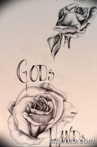 Черно-белый эскиз татуировки с изображением двух роз и надписи "GODS AND LANDS". Элегантный и символичный рисунок.