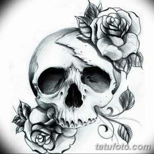 Черно-белое фото тату черепа, украшенного пышными розами. Детализированный рисунок, выполненный в стиле реализм, идеально подойдет для предплечья или плеча.