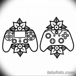 Черно-белый эскиз татуировки с изображением двух игровых контроллеров (PlayStation и Xbox) с декоративными элементами. Идеально для геймеров.