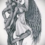 Черно-белый эскиз татуировки: ангел и демон, стоящие рядом, символизирующие борьбу добра и зла.