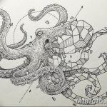 Черно-белый эскиз татуировки осьминога, выполненный в геометрическом стиле с использованием треугольников и линий. Подходит для любителей морской тематики и современных дизайнов.