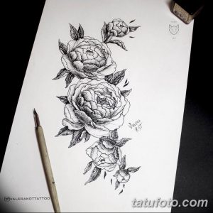 Черно-белый эскиз татуировки с изображением нескольких пышных пионов, выполненный в реалистичном стиле с детальной проработкой лепестков и листьев. Идеально для руки или ноги.