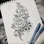 Черно-белый эскиз татуировки с изображением пышных роз, дополненных геометрическими фигурами и тонкими линиями. Идеально для плеча или бедра.