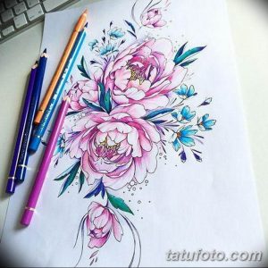 Красочный эскиз татуировки с изображением пышных розовых пионов и голубых цветов, выполненный в акварельной технике. Идеально для женского тела.