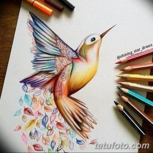 Эскиз татуировки колибри, выполненный цветными карандашами. Детализированный рисунок с яркими красками и реалистичными деталями.