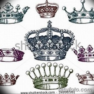 Эскиз татуировки с изображением нескольких королевских корон разных стилей и цветов. Детализированный рисунок с использованием тонких линий.