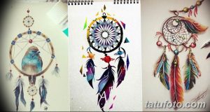 Фотография с тремя эскизами тату ловцов снов в разных стилях и цветовых решениях. Идеи для татуировок с птицами, планетами и яркими перьями.
