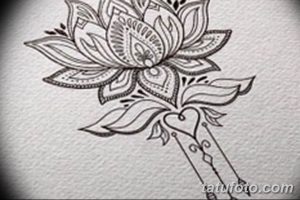 Черно-белый эскиз татуировки лотоса, выполненный в технике дотворк с добавлением растительных элементов и узоров. Идеально для вдохновения и создания уникального рисунка.