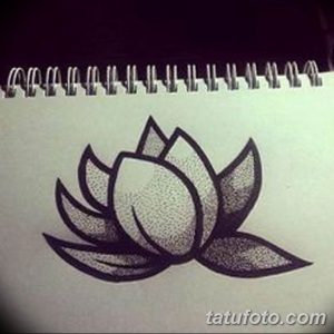 Черно-белый эскиз татуировки лотоса, выполненный в технике pointillism (пуантилизм), с использованием множества точек для создания изображения.