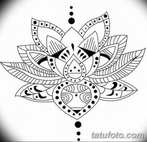 Черно-белый эскиз татуировки лотоса, выполненный в минималистичном стиле с использованием тонких линий и точечной техники.