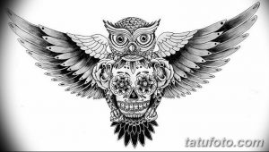 Фото татуировки совы, выполненной в стиле сахарной смерти (sugar skull) с использованием ярких цветов и цветочных элементов.