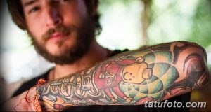 Фото тату: рукав татуировок в стиле традиционного американского рисунка, с изображением медведя, цветов, якорей и других классических элементов.