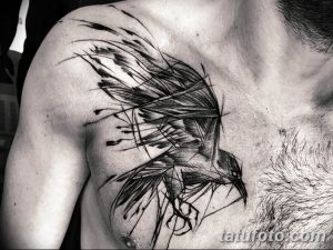 Фото тату ворона на груди мужчины. Минималистичный рисунок, выполненный тонкими линиями. Черно-серая татуировка в стиле line work.