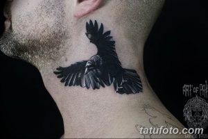 Фото тату ворона на шее. Детализированный рисунок татуировки в черных тонах. Эскиз выглядит эффектно и привлекает внимание.