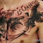 Фото тату ворона и черепа с надписью "My Constant Is Change" на груди. Черно-серый рисунок в стиле графика с элементами акварели.