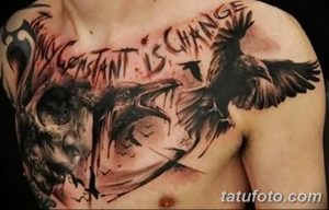 Фото тату ворона и черепа с надписью "My Constant Is Change" на груди. Черно-серый рисунок в стиле графика с элементами акварели.