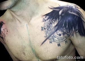 Фото тату ворона, летящего над часами на груди и плече. Черно-серый рисунок татуировки в стиле реализм с элементами символизма.