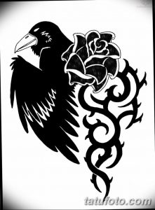 Фото тату ворона с розой в стиле blackwork. Черно-белая татуировка с четкими линиями и узорами, выполненная в графическом стиле.