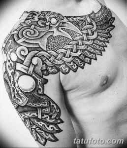 Фото тату ворона в стиле Dotwork, расположенного на плече. Черно-белый рисунок, выполненный точками, создающий уникальную текстуру и эффект объема.