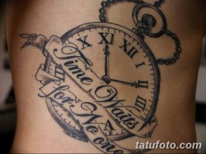 Черно-серое фото татуировки карманных часов с цепью и надписью 'Time waits for no one' на боку.