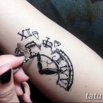 Фото эскиза тату: набросок карманных часов, выполненный от руки. Черно-белый рисунок татуировки в минималистичном стиле.