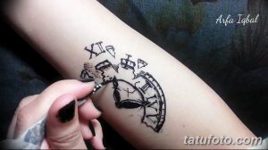 Фото эскиза тату: набросок карманных часов, выполненный от руки. Черно-белый рисунок татуировки в минималистичном стиле.