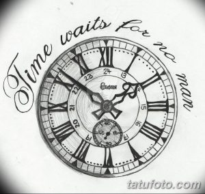 Черно-белое фото татуировки часов с цитатой "Time waits for no man". Мотивирующий рисунок с красивой каллиграфией.