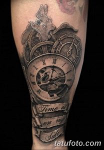 Фото тату на руке: механизм часов с надписью "Time is on my side". Черно-серый рисунок в стиле реализм.