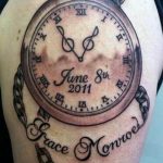 Фото тату карманные часы с цепью и именем 'Grace Monroe' на руке, выполненные в стиле олдскул с использованием черных контуров и оттенков серого.