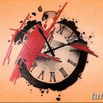 Фото минималистичной татуировки с изображением разбитых часов и красных брызг краски, выполненной в лаконичном стиле.