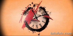 Фото минималистичной татуировки с изображением разбитых часов и красных брызг краски, выполненной в лаконичном стиле.