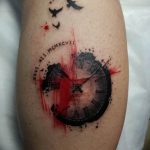 Фото татуировки на руке с изображением сломанных часов и летящих птиц. Яркий и детализированный рисунок.