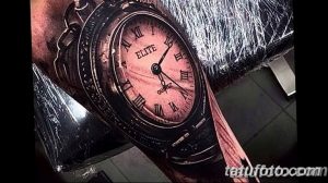 Фото тату на руке: реалистичное изображение карманных часов с римскими цифрами и надписью 'Elite Quartz', выполненное в черно-серых тонах.