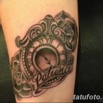 Фото тату карманных часов с надписью "Patience" на руке. Черно-серый рисунок татуировки в винтажном стиле с детальной проработкой узоров.