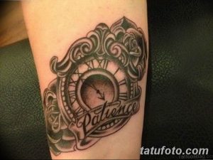 Фото тату карманных часов с надписью "Patience" на руке. Черно-серый рисунок татуировки в винтажном стиле с детальной проработкой узоров.