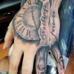 Фото татуировки карманных часов на руке, с надписью 'Nothing lasts forever'. Реалистичный рисунок с детальной проработкой и темной цветовой гаммой.