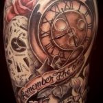 Фото тату на руке: карманные часы, розы и надпись "Remember the time" в реалистичном стиле.