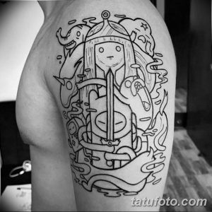 Черно-белое фото тату Финна и Джейка из мультфильма Adventure Time на плече. Линейный рисунок в стиле мультфильма.