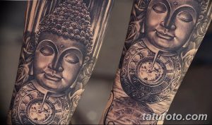Фотография татуировки на руке с изображением лица Будды и карманных часов. Реалистичный стиль, черно-серые тона и розы.