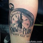 Фото тату на руке с изображением компаса и надписи "For I know the plans I have for you". Черно-серый рисунок в стиле реализм.