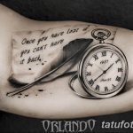 Фото татуировки на руке с изображением карманных часов, стрелы и надписи "Once you have lost it you can't have it back". Черно-белый рисунок.