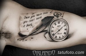 Фото татуировки на руке с изображением карманных часов, стрелы и надписи "Once you have lost it you can't have it back". Черно-белый рисунок.