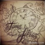 Фото эскиза татуировки с изображением карманных часов и надписью 'Time flies'. Черно-белый рисунок в стиле графика.