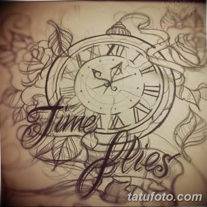 Фото эскиза татуировки с изображением карманных часов и надписью 'Time flies'. Черно-белый рисунок в стиле графика.