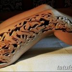 Фото тату: реалистичная 3D татуировка на бедре, создающая иллюзию вырезанного узора. Сложный орнамент и игра света и тени.