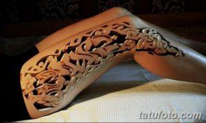 Фото тату: реалистичная 3D татуировка на бедре, создающая иллюзию вырезанного узора. Сложный орнамент и игра света и тени.